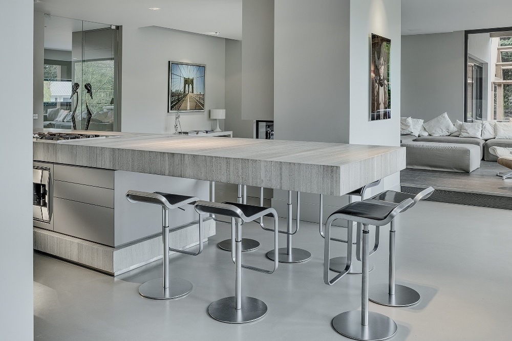 Open keuken met design kookeiland met ontbijtbar. Designkeuken Culimaat BloxX - prijswinnaar van beste keukenontwerp 2015