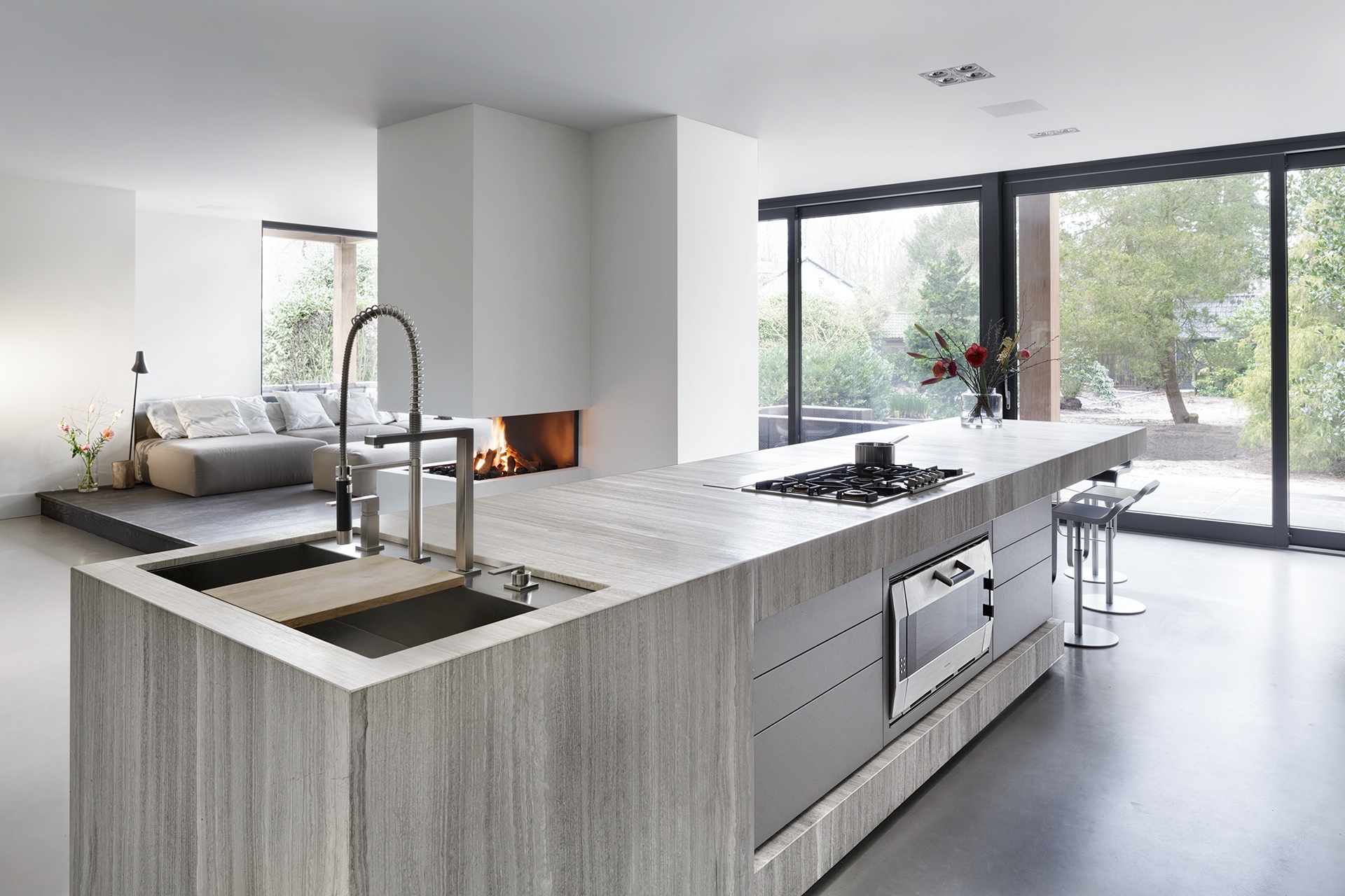 Modern interieur met haard. Kookeiland designkeuken BloxX van Culimaat - prijs voor beste keukendesign