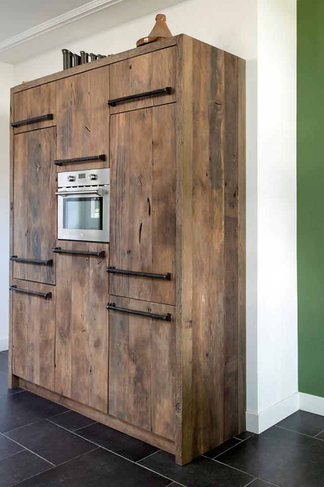 Houten keuken met hoge kast met inbouwapparatuur van oud eiken via RestyleXL. Foto: Magazine Wonen in landelijke stijl - Fotografie Denise Keus