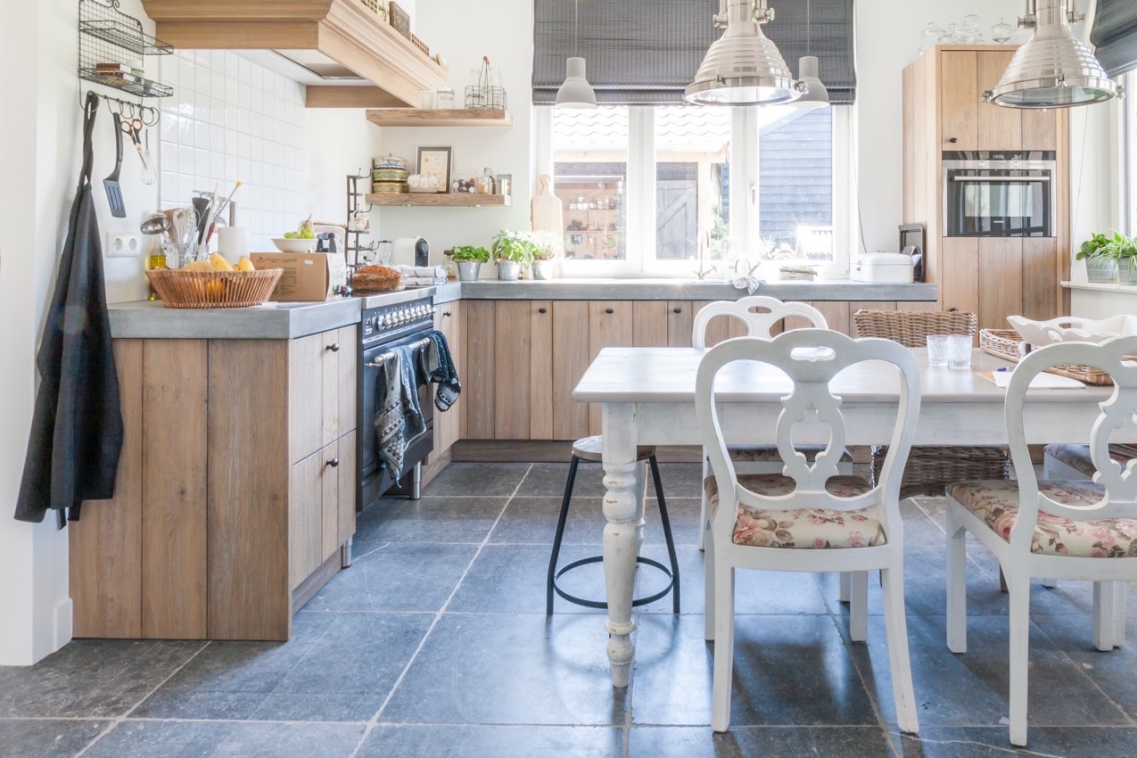 Landelijke houten keuken met vloer van Belgisch hardsteen via Kersbergen Natuursteen