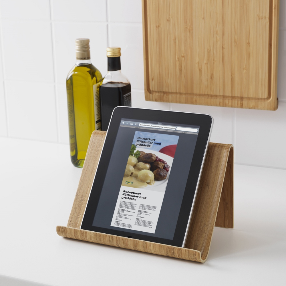 Handige tablethouder voor je digitale kookboek in de keuken - Ikea Rimforsa serie keukenaccessoires