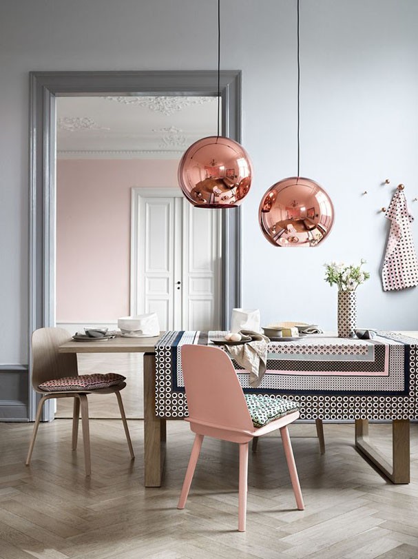 Interieur eettafel met stoel in trendkleur rose quartz en lampen van Tom Dixon via casavogue