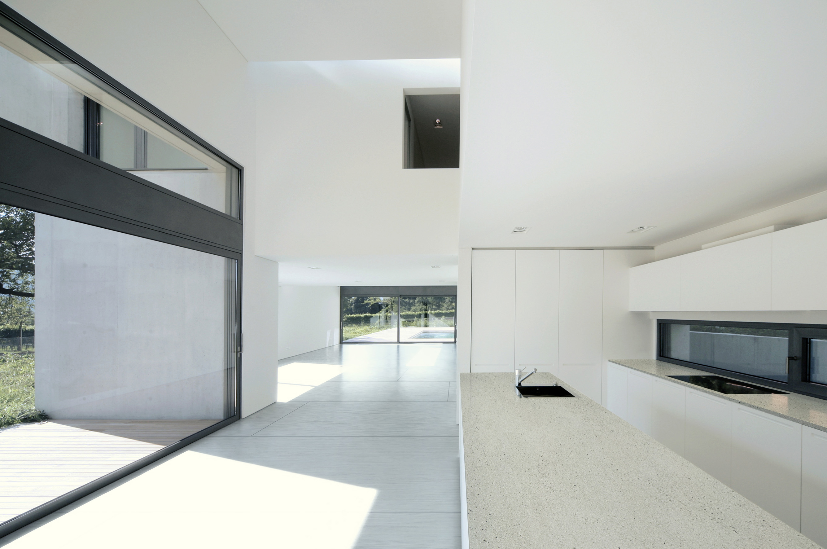 Moderne keuken met werkblad met betonlook. Materiaal Dekton Strato via Arte
