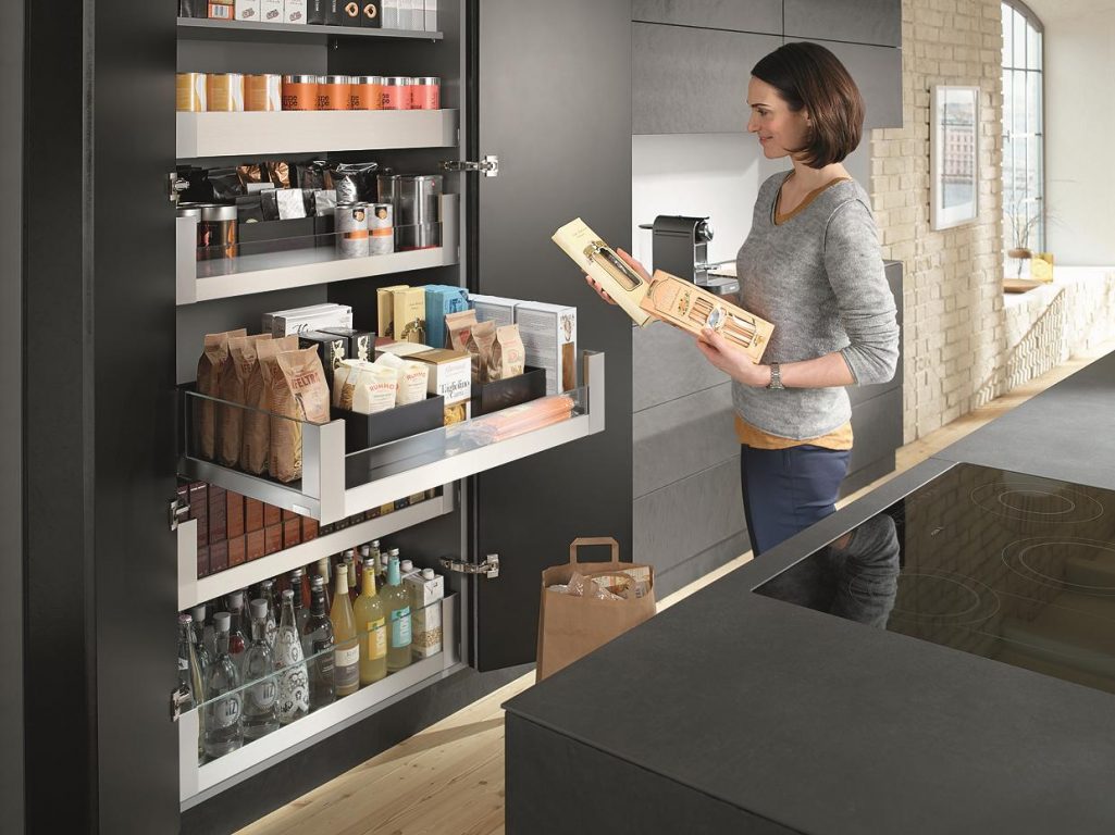 Blum voorraadkast keuken met extra brede lades en handige indeling Legrabox - moderne apothekerskast