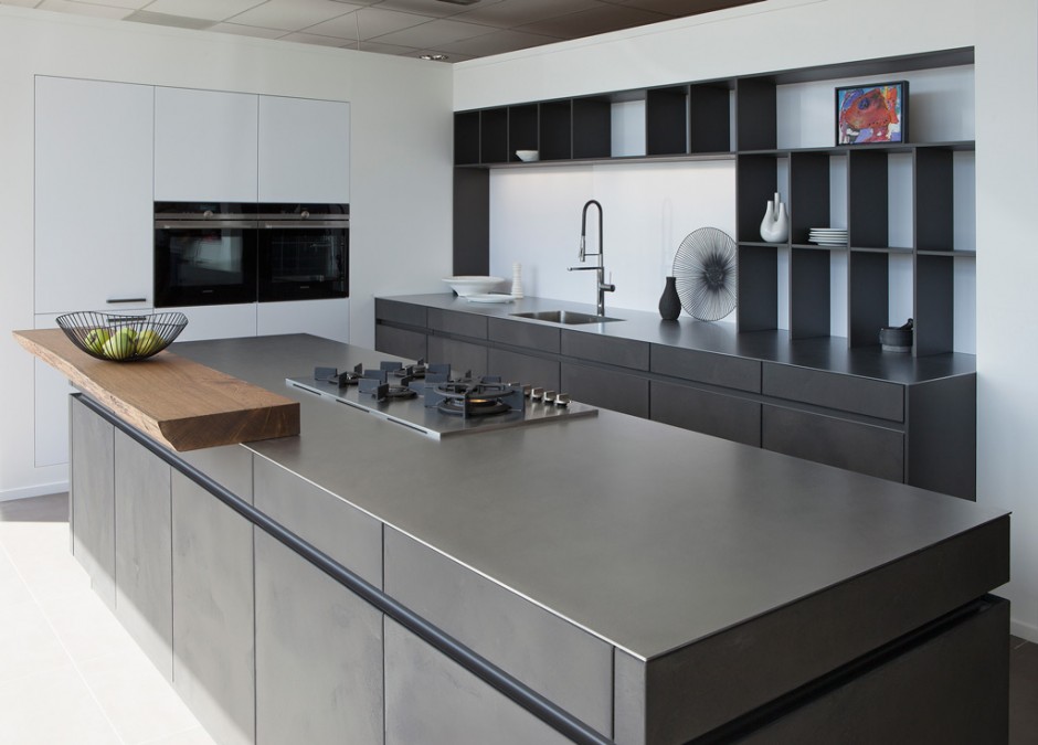 Roestvrijstalen werkblad van 4mm in moderne keuken. Op maat gemaakt door Franke