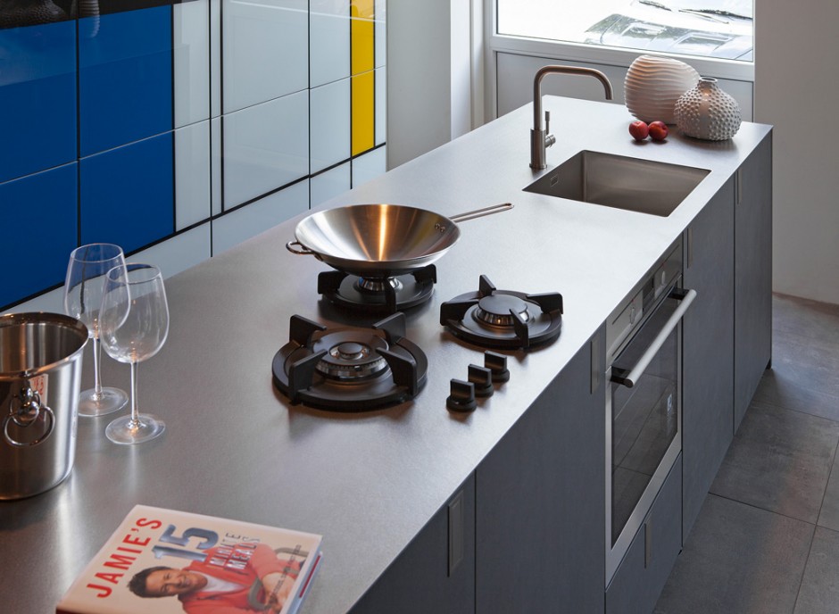 Roestvrijstalen werkblad van 4mm in moderne keuken. Op maat gemaakt door Franke