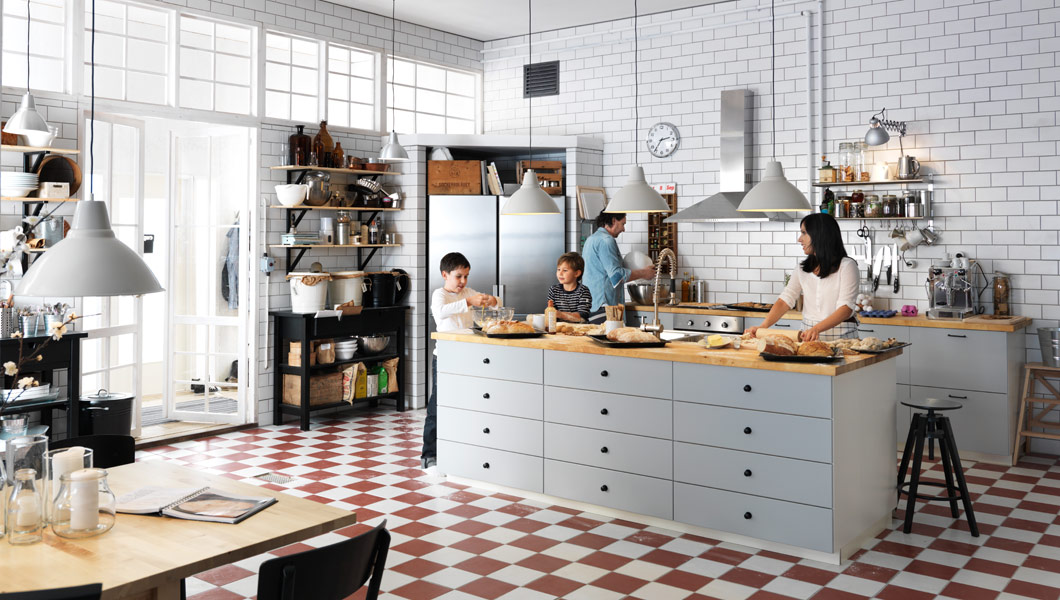 Ikea Metod keuken met kookeiland en lichtgrijze fronten