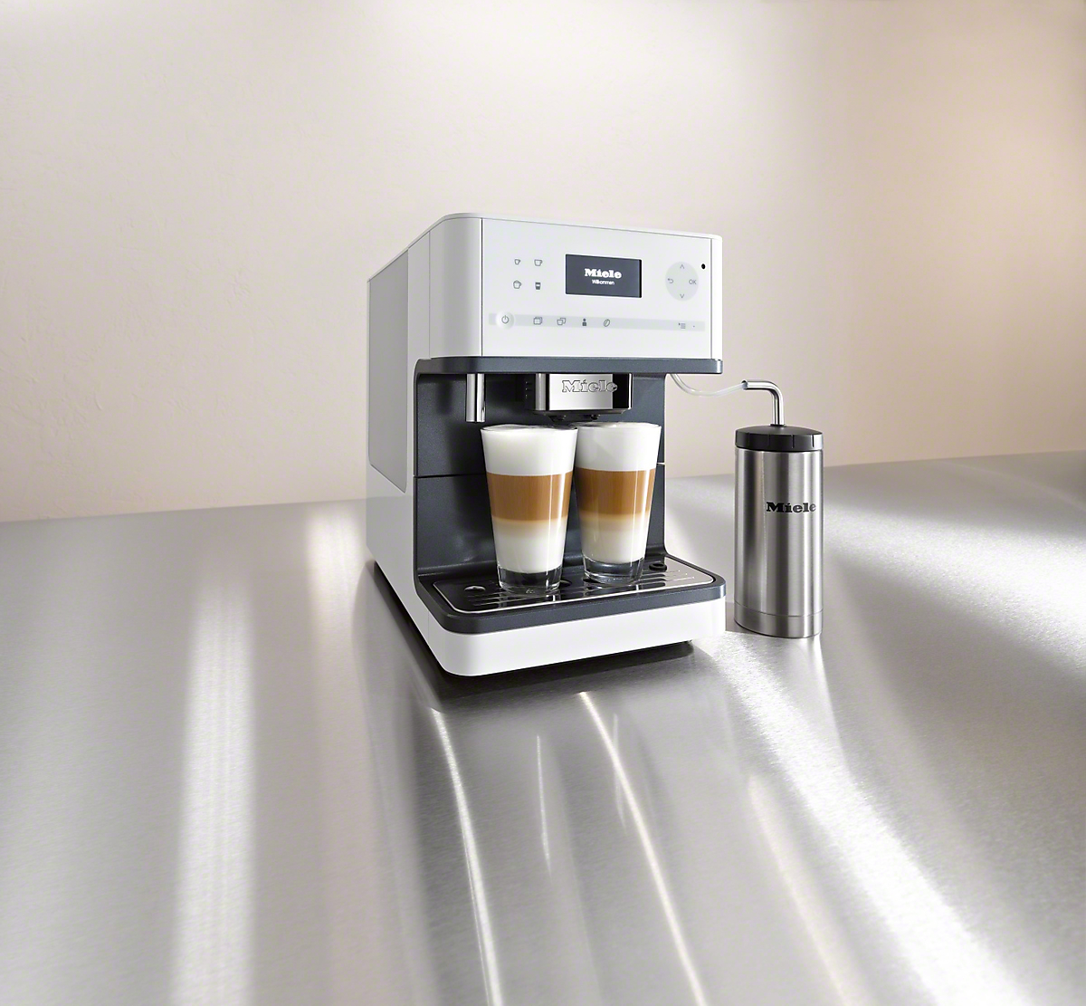 Miele vrijstaande espressomachine en koffieautomaat CM 6310 met one touch for two functie. Winnaar van de Red Dot Design Award