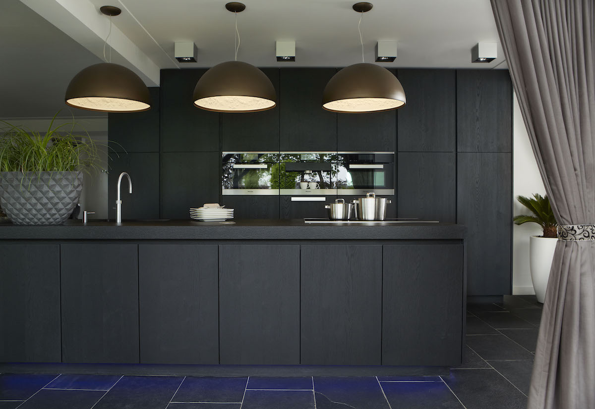 Zwarte designkeuken met kookeiland en inbouwapparatuur van Miele via Harold Lenssen keukens