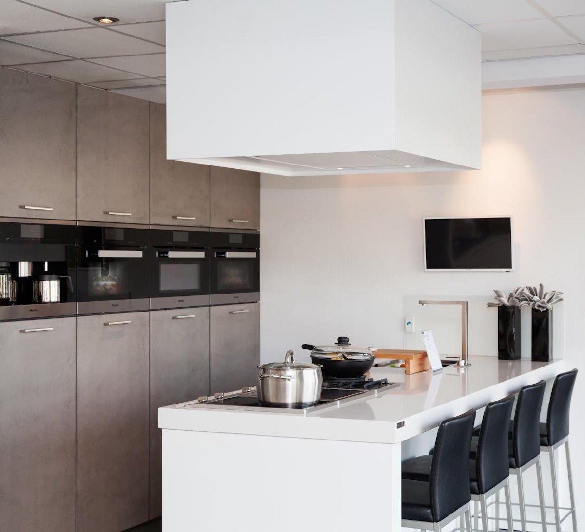 Moderne keuken met it kookeiland en miele apparatuur via Van Ginkel