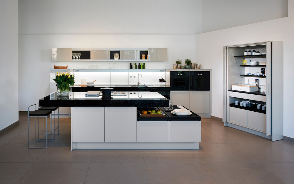 Witte keuken van Poggenpohl met functionele +STAGE keukenkast. Deze kast heeft de Plus X Award 2016 voor innovatie, design en functionaliteit gewonnen #keuken #design