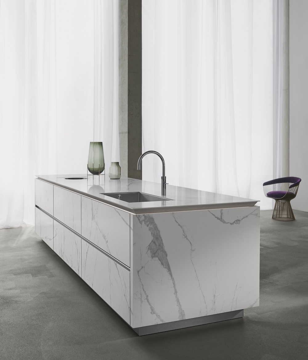 Design keukenconcept SieMatic SLX Ceramic. Winnaar German Design Award #keuken #keukenconcept #SieMatic #SiematicSLX #wittekeuken #kookeiland #witkookeiland #marmer #designkeuken #keukenidee #keukeninspiratie #germandesignaward