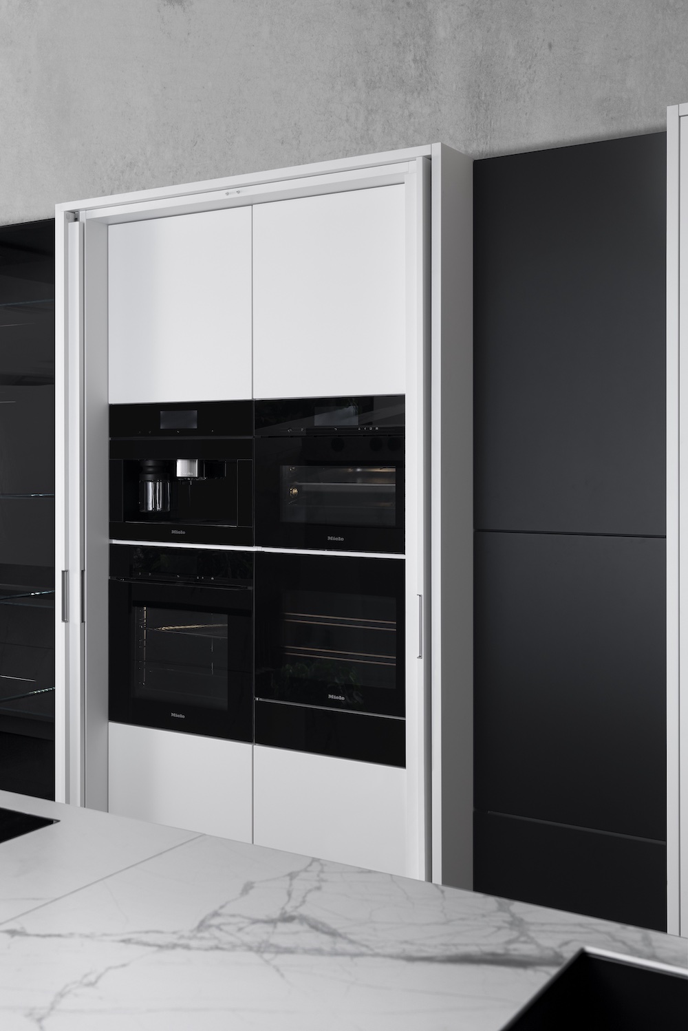 Design keukenconcept SieMatic SLX Ceramic. Winnaar German Design Award #keuken #keukenconcept #SieMatic #SiematicSLX #wittekeuken #designkeuken #koffiecorner #keukenidee #keukeninspiratie #germandesignaward