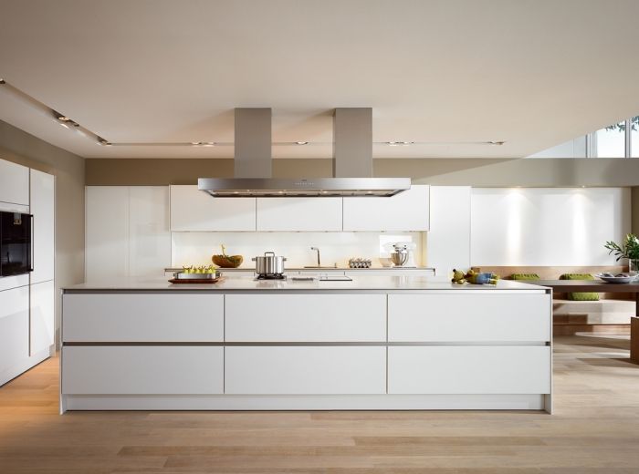 Moderne witte keuken met kookeiland en greeploze laden en kasten - SieMatic S2 Lifestyle PURE