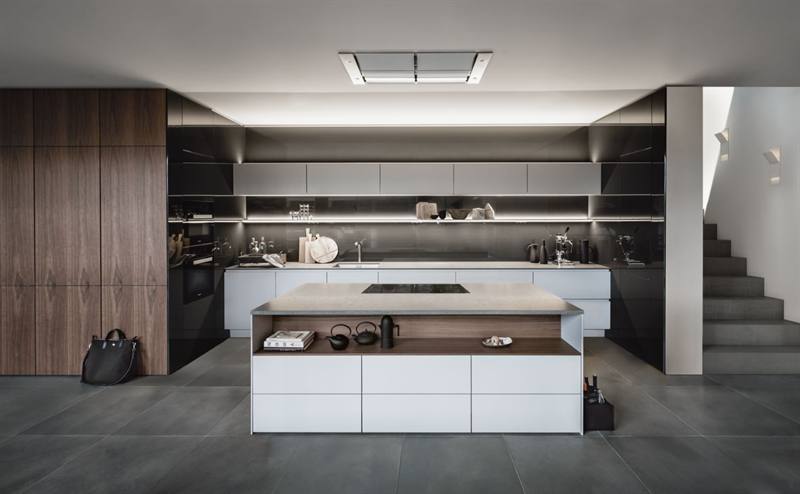 Witte SieMatic keuken met kookeiland en hoge houten kasten - SieMatic Lifestyle PURE