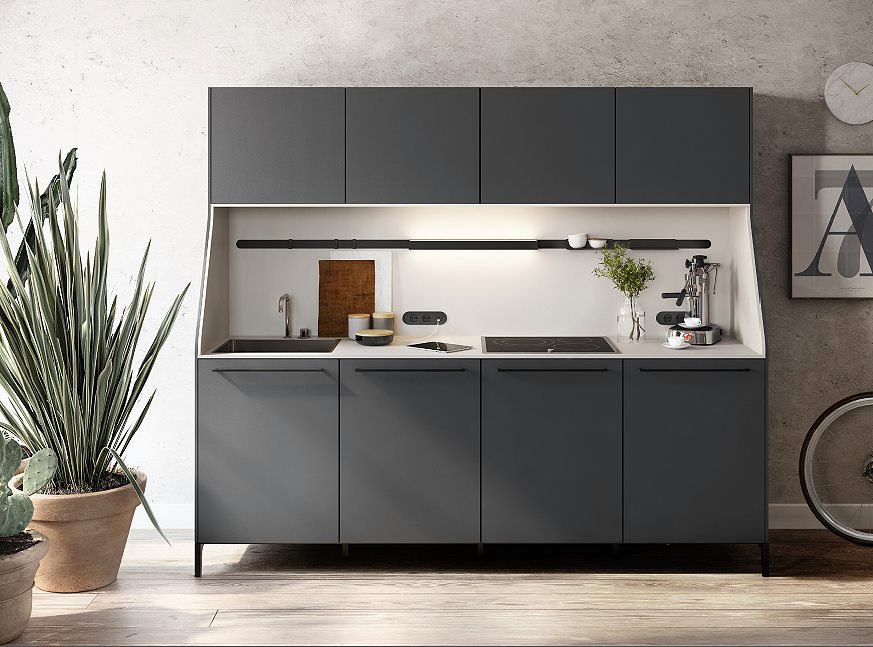 SieMatic keukenkast-buffetkast Urban met alle mogelijke functies: zoals spoelen, bereiden, koken, bakken, stomen, koelen, vriezen, afwassen, koffie zetten en opbergen. Compleet met alle daarvoor noodzakelijke aansluitpunten voor water, afvoer, gas en elektra, met geïntegreerde verlichting. Dit alles in een vernieuwend, tijdloos elegant design, naar keuze leverbaar in diverse uitvoeringen, zowel open als gesloten. 