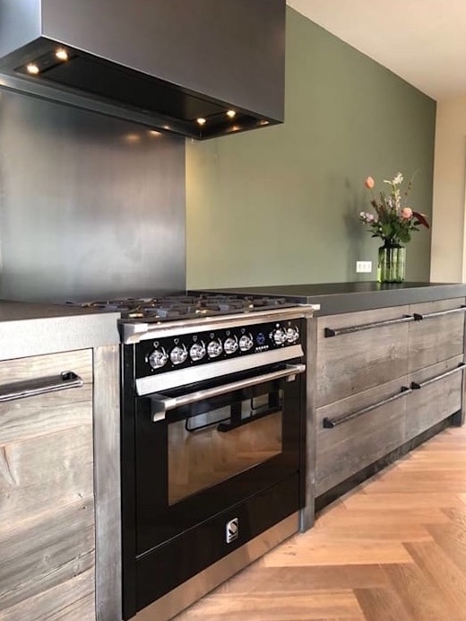 Barnwood houten keuken van restyleXL met klassiek Italiaans fornuis Ascot van Steel #keuken #houtenkeuken #restylexl #fornuis #steel #steelfornuis #ascot