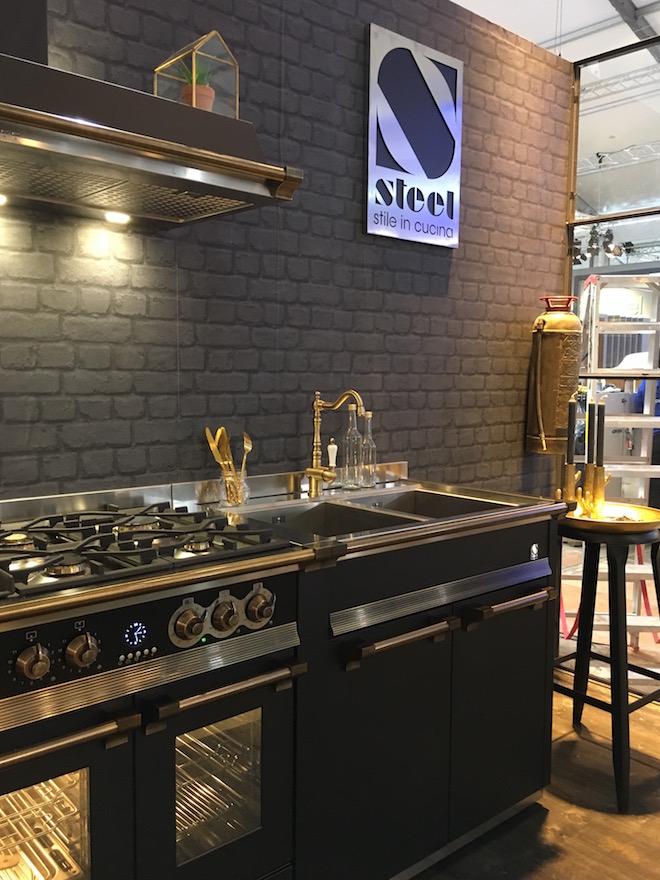 Steel Modular Systeem met Itaiaans fornuis en gouden kraan. #steel #steelcucine #keuken #keukeninspiratie #zwartekeuken #fornuis #modularsystem