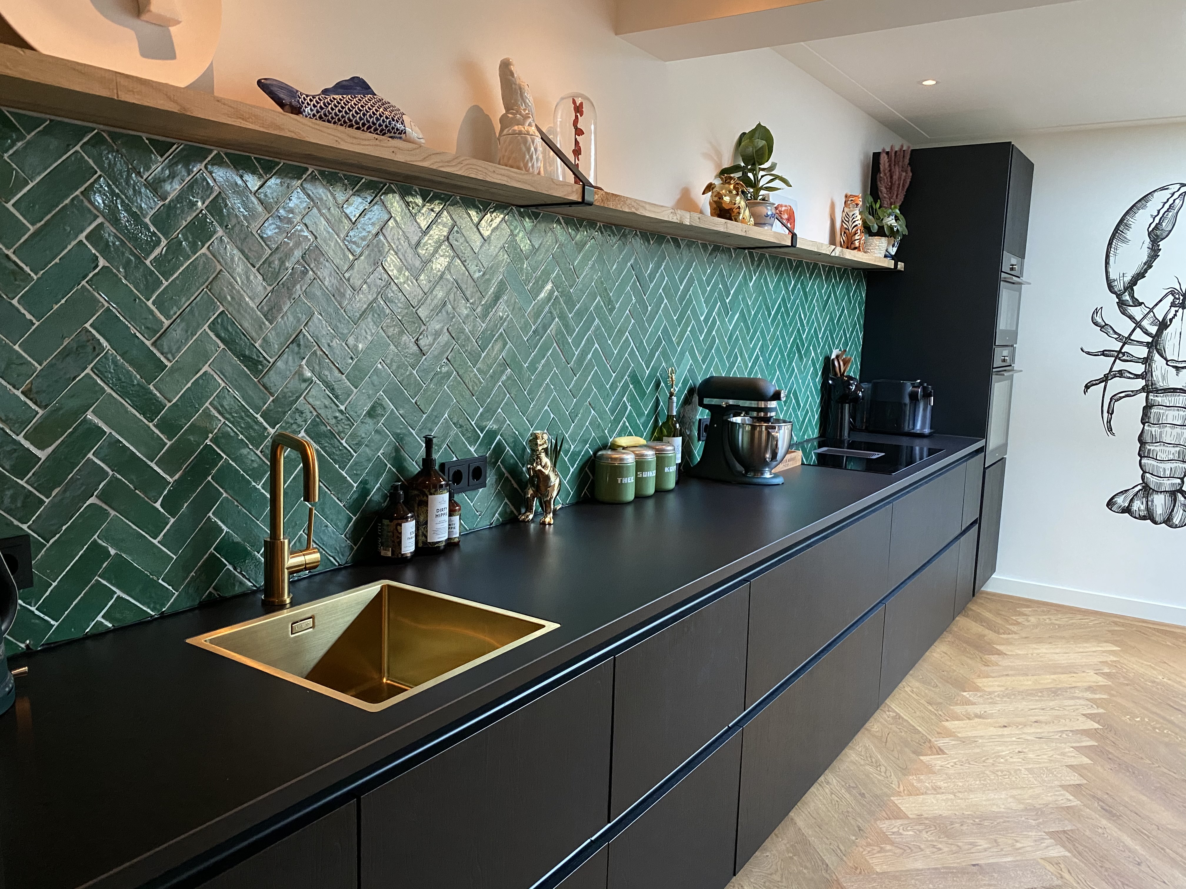 Marokkaanse tegels op de achterwand in de keuken. Designtegels Bejmat Vert Foncee #designtegels #wandtegels #keukentegels #marokkaansetegels #keuken #keukeninspiratie