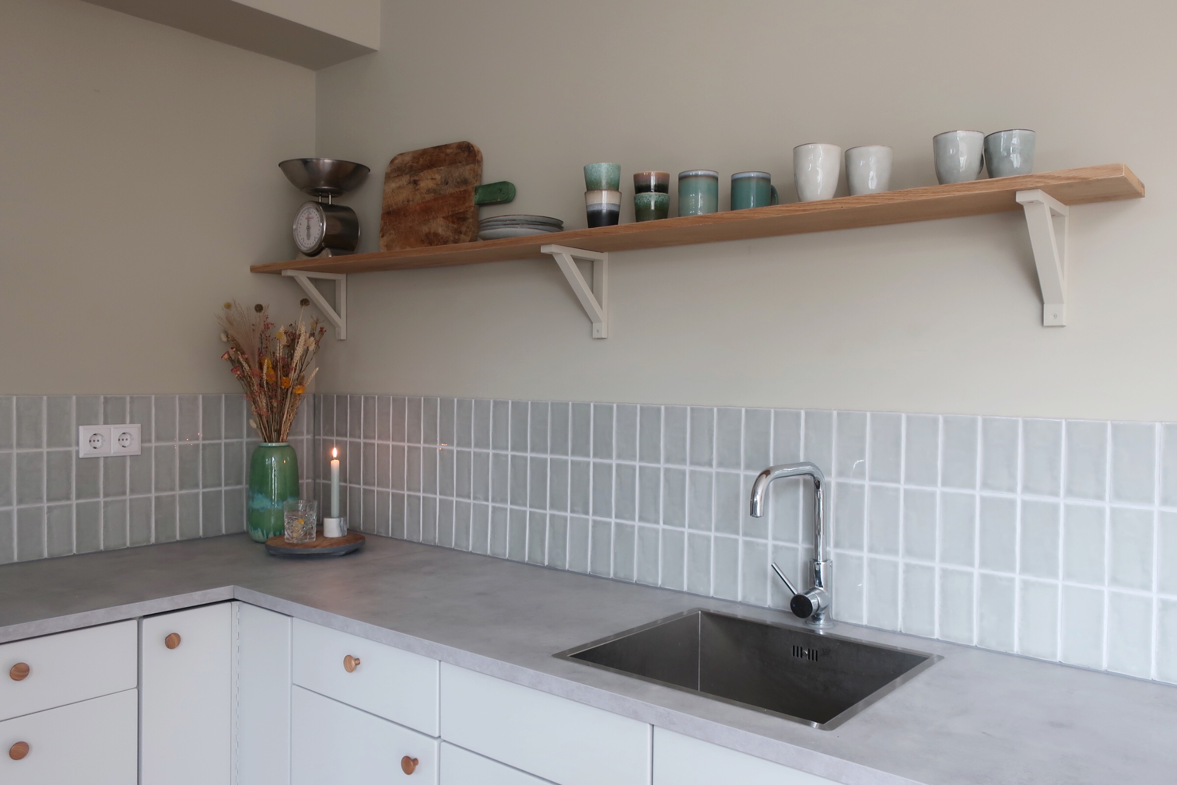 Designtegels achterwand keuken. Witte keuken met Spaanse tegeltjes Manual 6.5x15 Gris #designtegels #keuken #keukentegels #achterwand #spaansetegels #wittekeuken