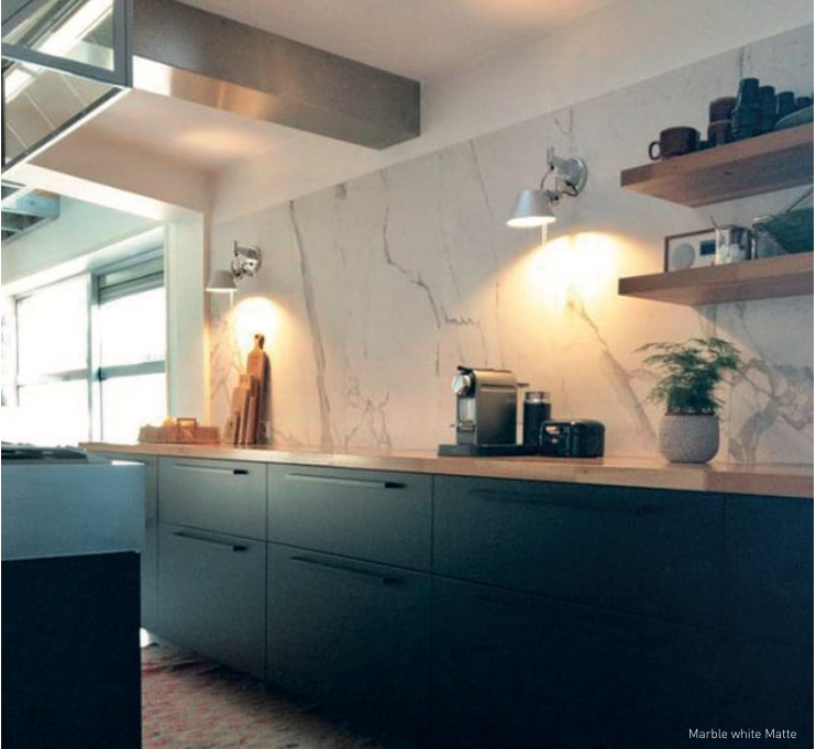 Zwarte keuken met marmer look tegels op de achterwand. Keramische tegels van Designtegels.nl #marmer #keuken #keukentegels #designtegels #tegels #marmerlook #zwartekeuken