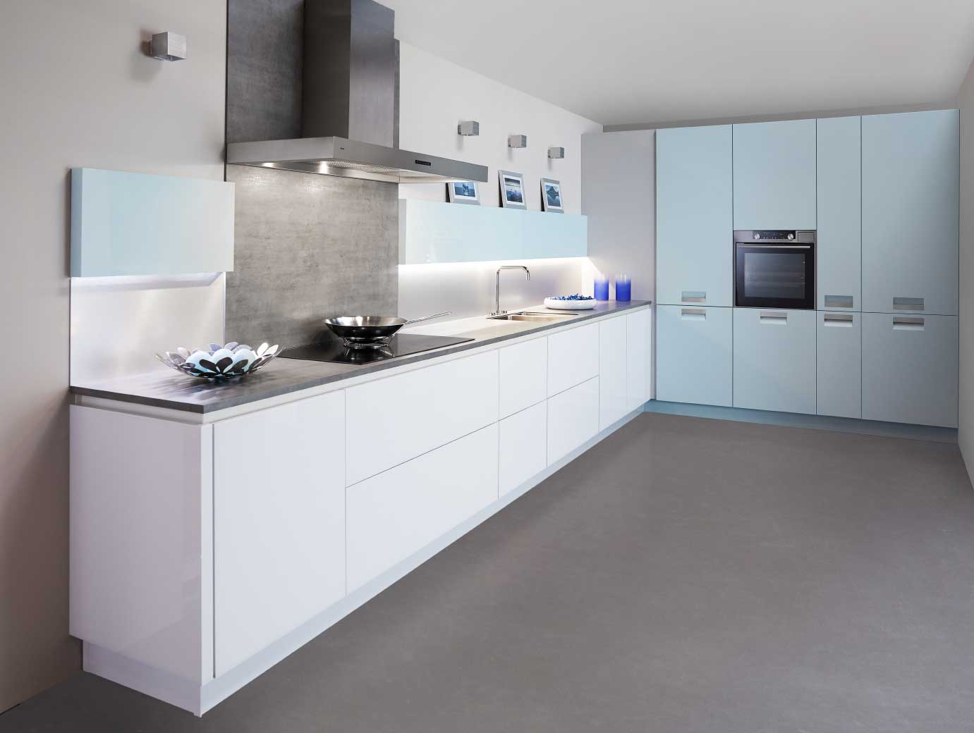 Blauwtinten zijn de keukentrend voor het nieuwe woonseizoen. Met een witte basis en trendy materialen als glas en chroom. Keuken: Edena van Keller Keukens #keukentrend #woontrend #blauw #keuken #keller #keukeninspiratie