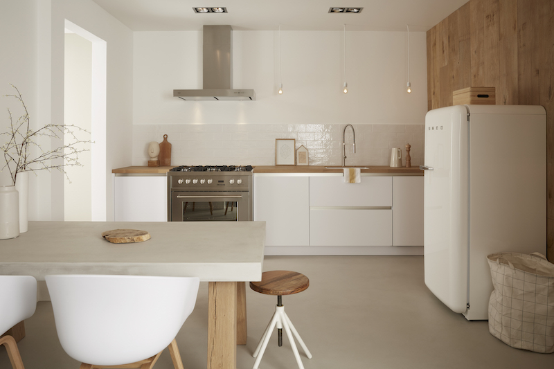 Keuken in Scandinavische woonstijl. Witte keuken met houten elementen. Keller keuken GL5100 in zijdeglanslak #scandinavischewoonstijl #keuken #keukeninspiratie #wittekeuken #kellerkeukens