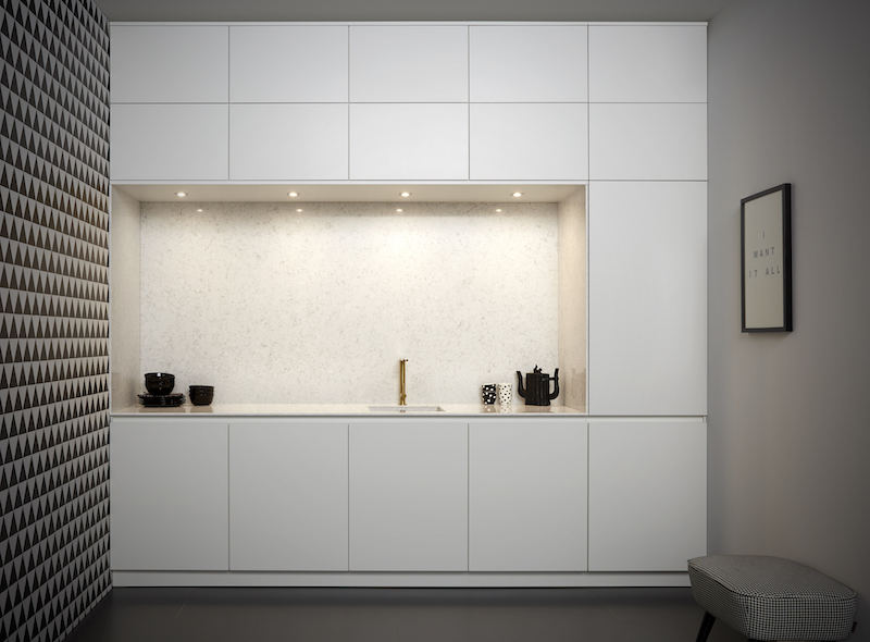 Moderne keuken wit met de greeplijst in dezelfde kleur als de keukenfronten. Keller keuken GL5100 & Crystal Zijdeglanslak Wit #kellerkeukens #keukeninspiratie #wittekeuken #modernekeuken #keuken