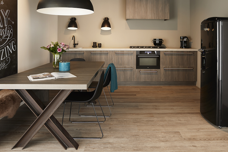 Houten keuken van Keller met industriële sfeer #keller #kellerkeuken #industrieel #keuken #keukeninspiratie 